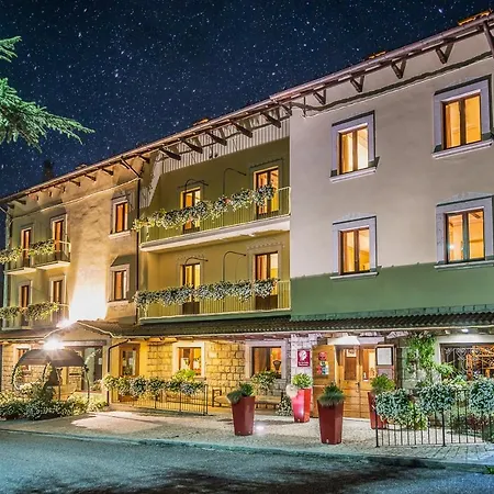 Отель Relais Ducale & Pool Пескокостанцо