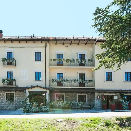 Отель Relais Ducale & Pool Пескокостанцо