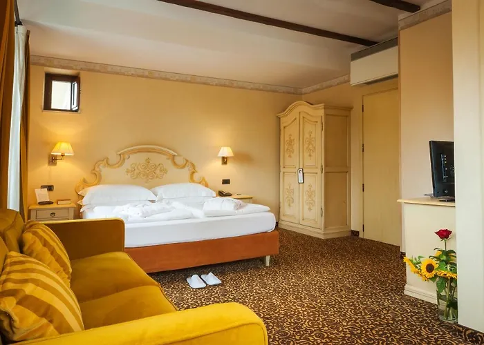 Отель Relais Ducale & Pool 5*