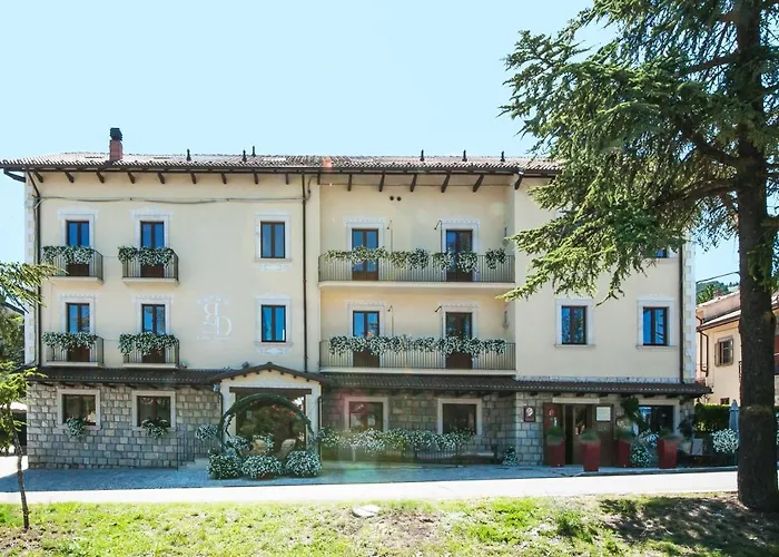 Отель Relais Ducale & Pool Пескокостанцо